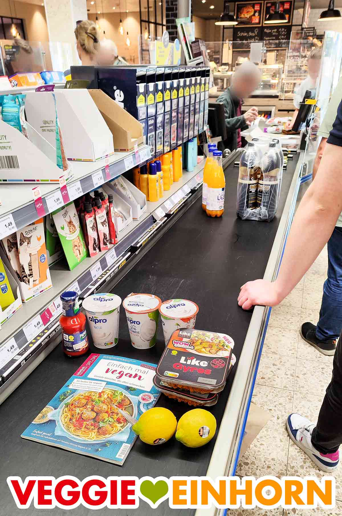 Das vegane Rezeptheft Einfach mal vegan an der Kasse im Edeka Sonderheft Einfach mal vegan mit veganen Lebensmitteln an der Supermarktkasse