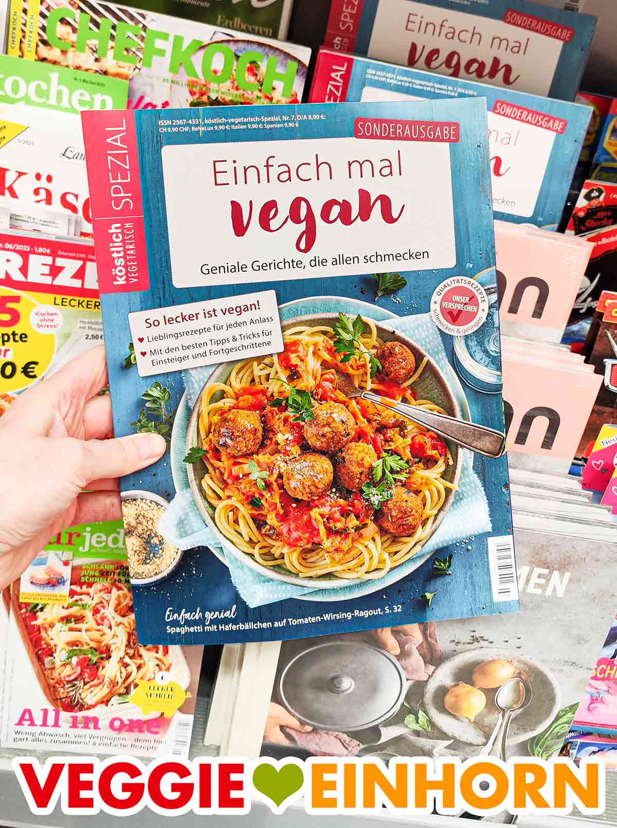 Köstlich vegetarisch Spezial Sonderausgabe Einfach mal vegan Eine Hand hält die Sonderausgabe Einfach mal vegan der Zeitschrift Köstlich vegetarisch