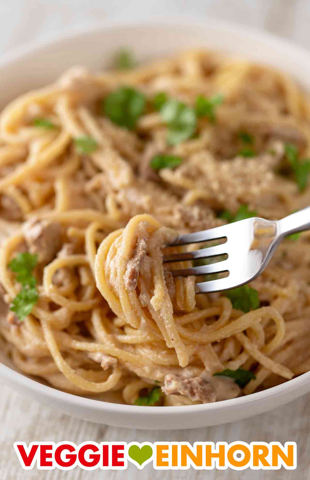 Die Blumenkohl Carbonara mit veganem Speck ist ein leckeres veganes Nudelgericht. Veganer Spaghetti Carbonara mit veganem Speck und Blumenkohl-Cashew-Soße