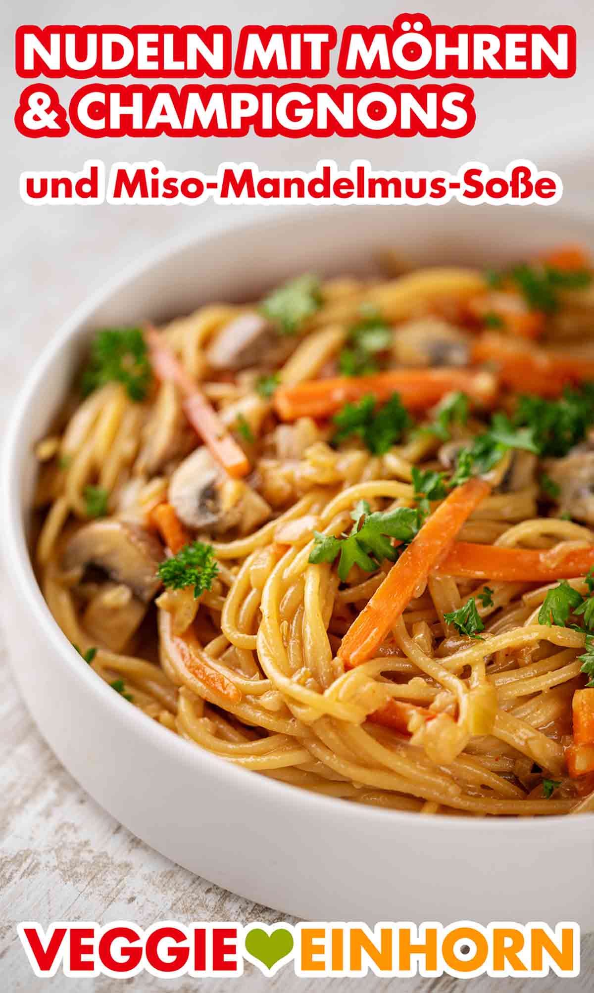 Du kannst das Gericht mit Spaghetti oder Reisbandnudeln zubereiten. Spaghetti mit Möhren, Pilzen und veganer Miso-Mandelmus-Soße