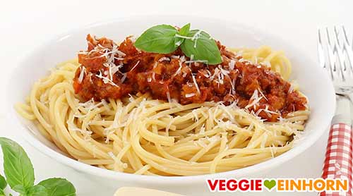 Spaghetti mit Soja Bolognese und veganem Parmesan-Ersatz