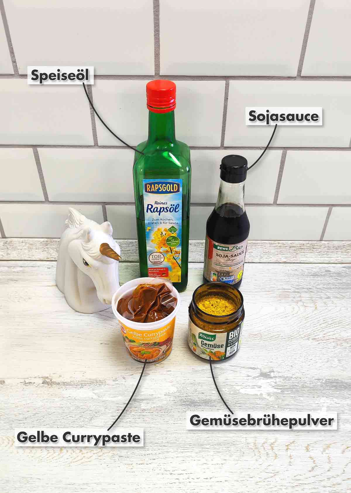 Rapsgold Rapsöl, Rewe Bio Soja-Sauce, Cock Brand Gelbe Currypaste, Knorr Bio Gemüsebrühe Pulver Geschmacksneutrales Öl, Sojasauce, vegane gelbe Currypaste, Gemüsebrühe Pulver