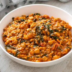 Veganes Curry mit Kichererbsen, roten Linsen und Spinat