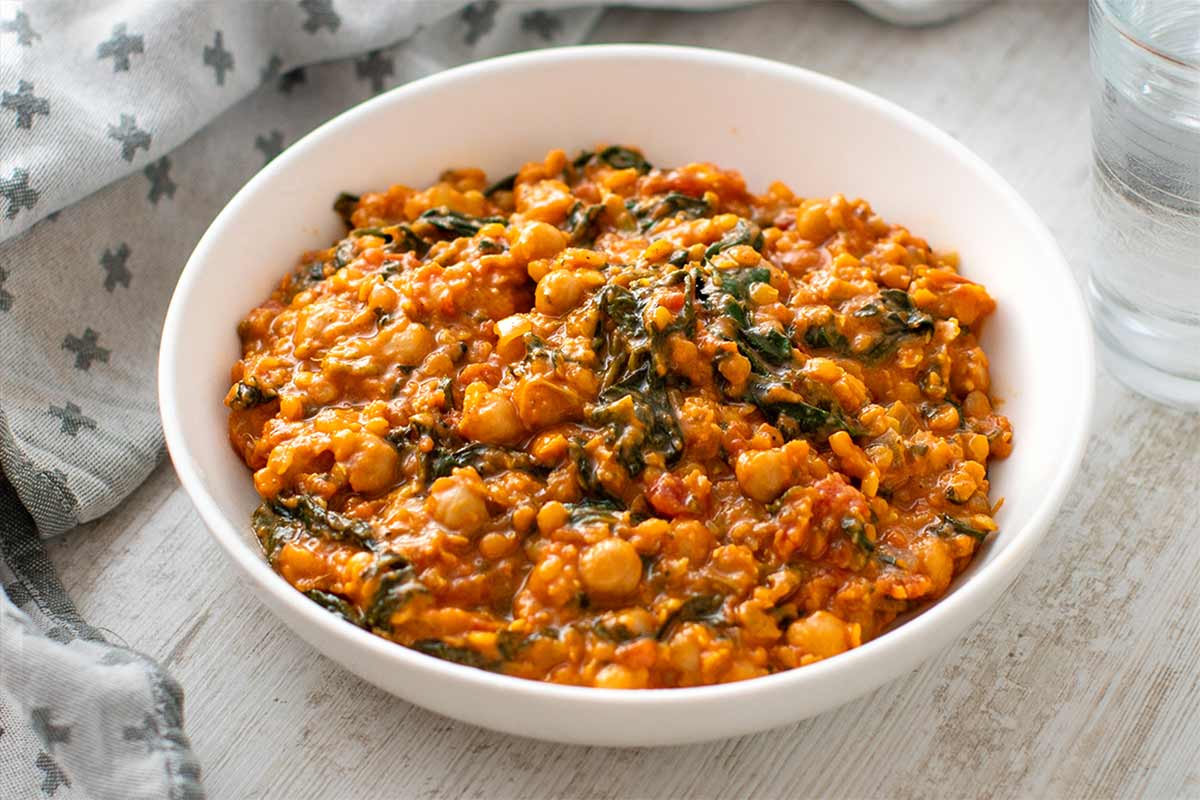 Veganes Curry mit Kichererbsen, roten Linsen und Spinat