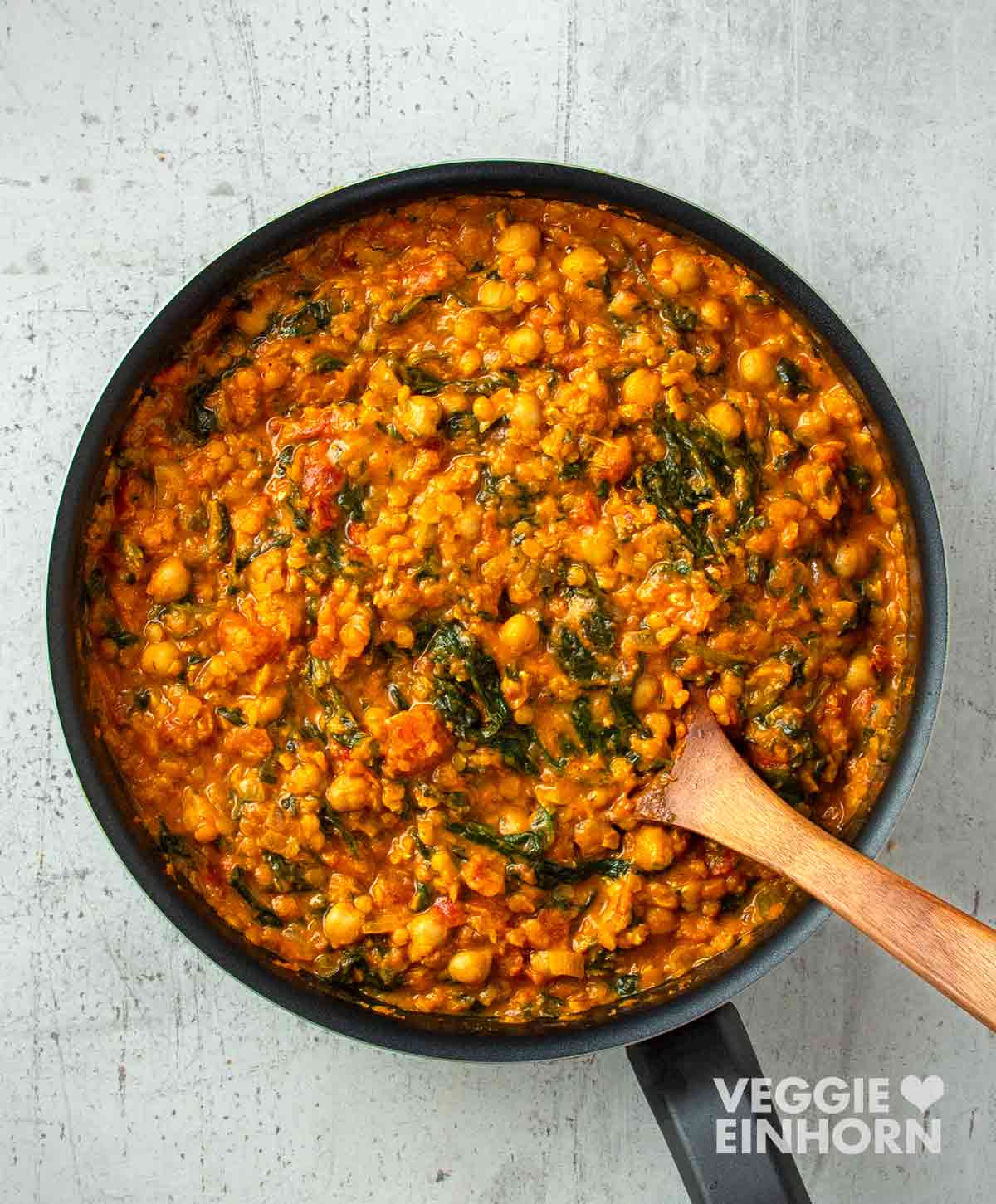 Veganes Kichererbsen Curry mit roten Linsen und Spinat Pfanne mit Spinat Curry mit Kichererbsen und roten Linsen