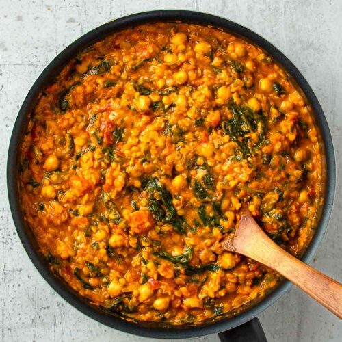 Veganes Kichererbsen Curry mit roten Linsen und Spinat