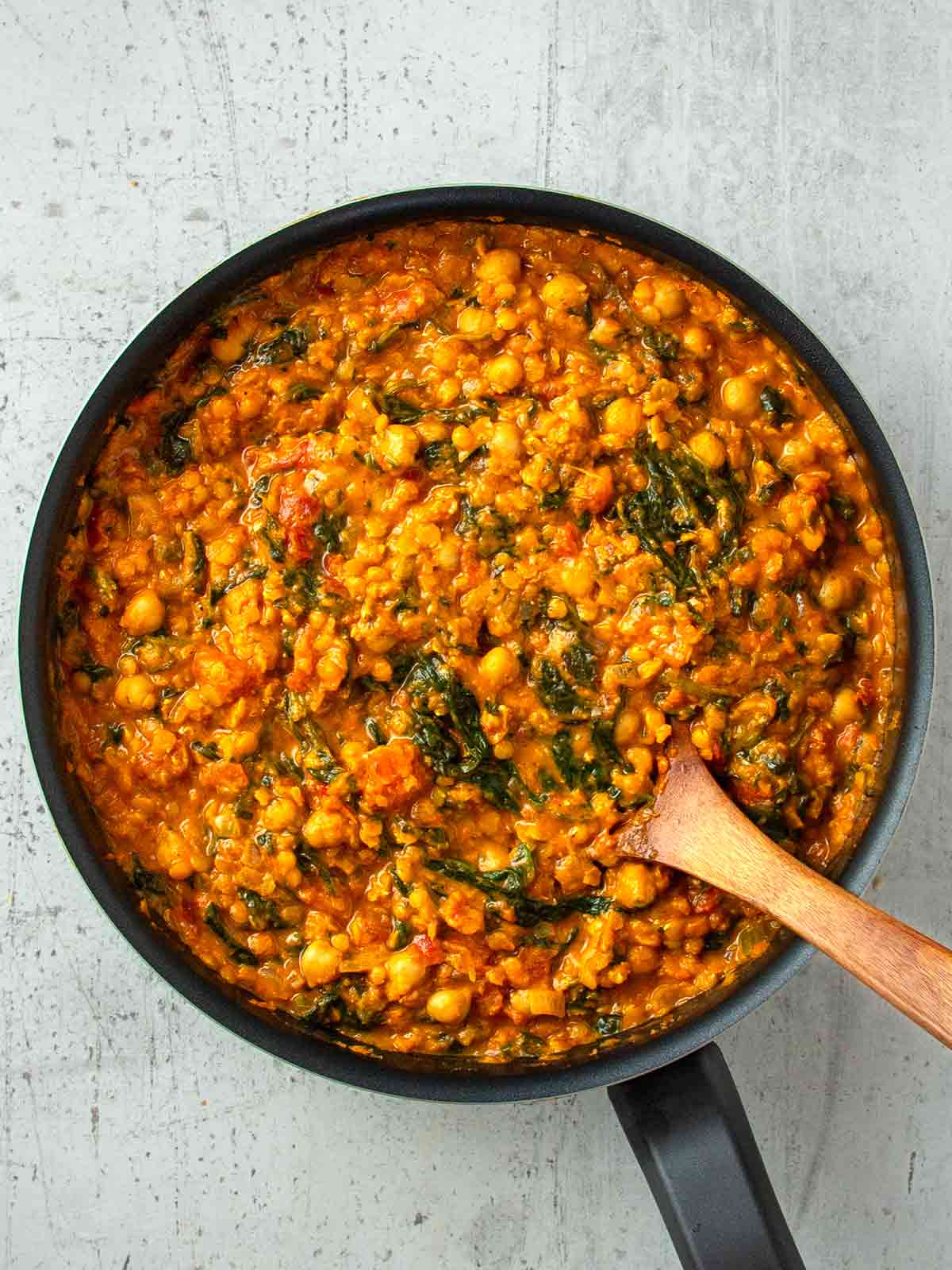 Veganes Kichererbsen Curry mit roten Linsen und Spinat