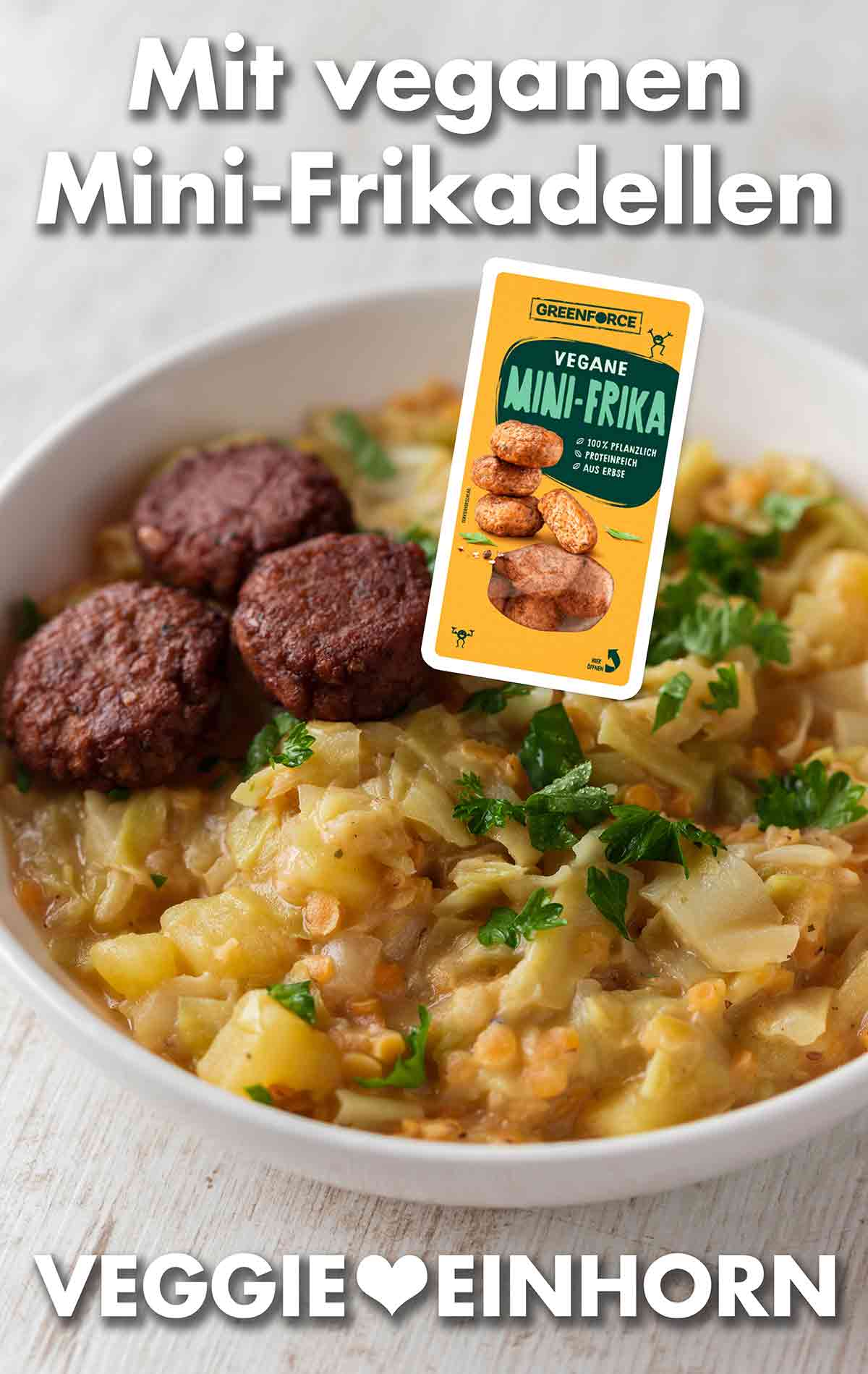 Zu dem veganen Spitzkohl Eintopf schmecken vegane Frikadellen sehr lecker. Veganer Eintopf mit Spitzkohl, roten Linsen und Kartoffeln mit veganen Frikadellen