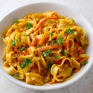 Spitzkohl Möhren Pfanne mit Nudeln