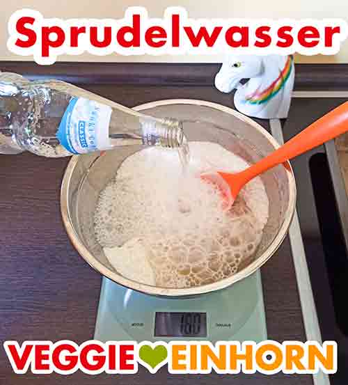 Mineralwasser mit viel Kohlensäure hinzugeben. Sprudelwasser wird in die Rührschüssel gegossen.