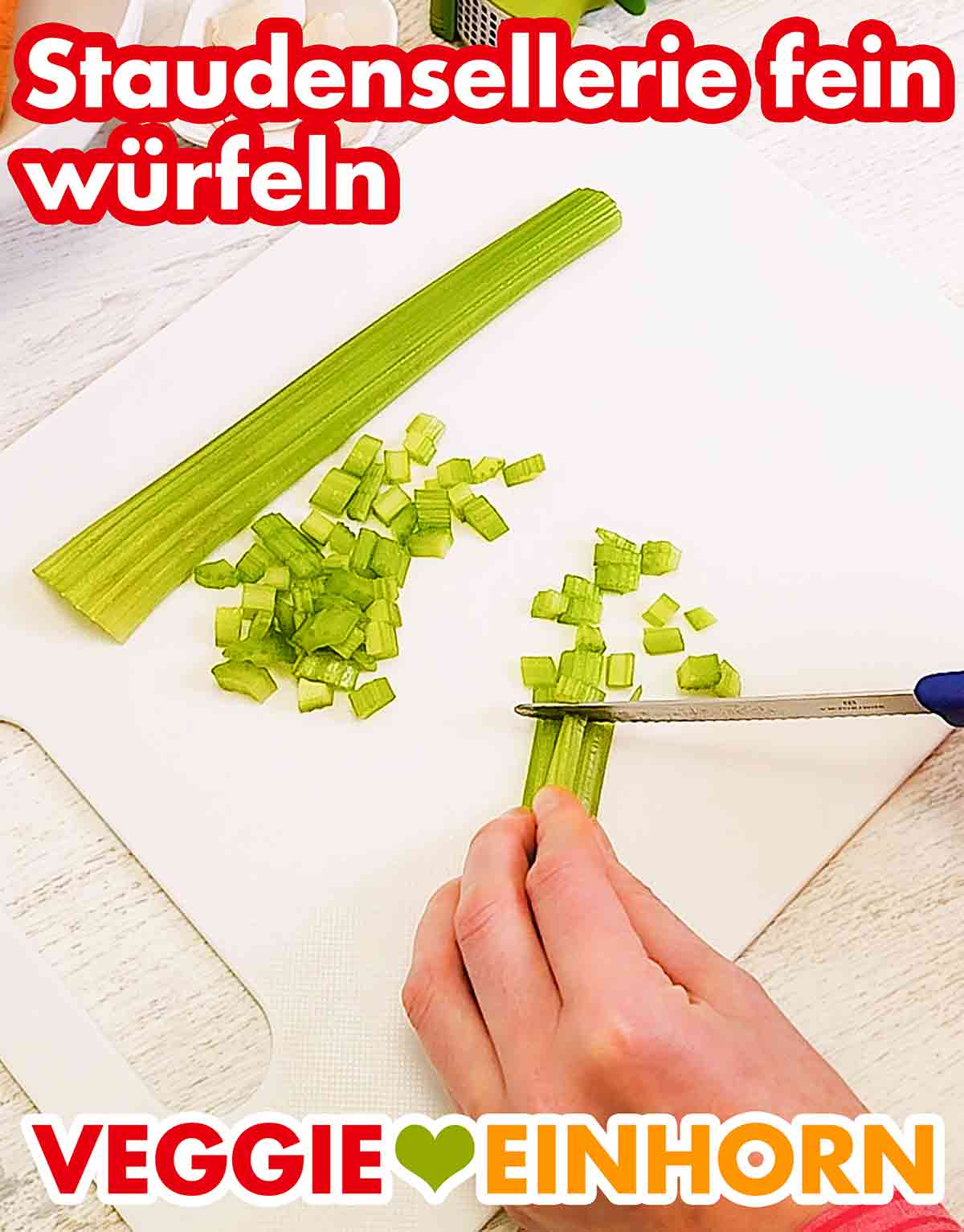 Würfeln des Stangenselleries Staudensellerie wird mit einem Messer in kleine Würfelchen geschnitten
