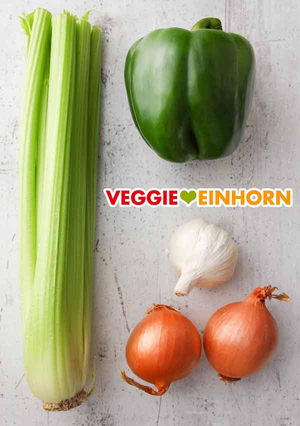 Staudensellerie, grüne Paprika, Knoblauch und Zwiebeln für die Jambalaya Staudensellerie, grüne Gemüsepaprika, Knoblauch, Zwiebeln