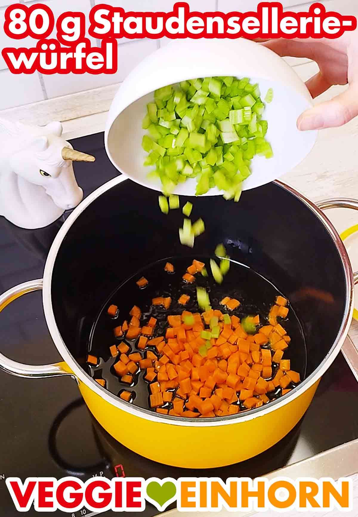 Staudensellerie wird in den Topf gegeben. Zufügen von 80 g Stangensellerie Würfeln
