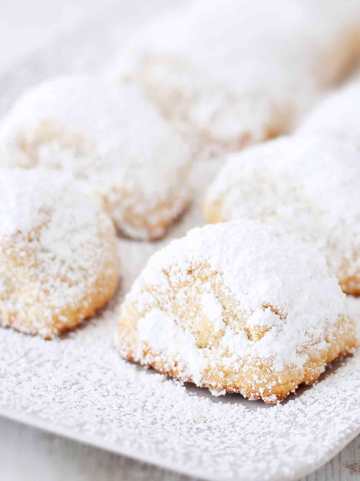 Veganes Stollenkonfekt mit Puderzucker