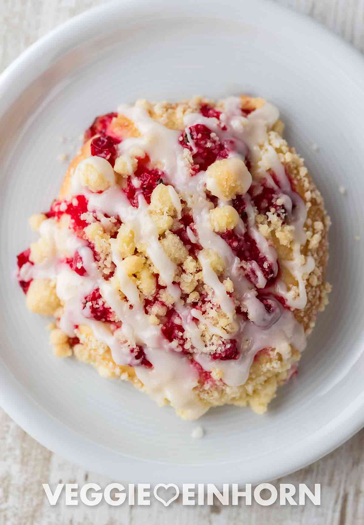 Veganer Streuseltaler mit Johannisbeeren