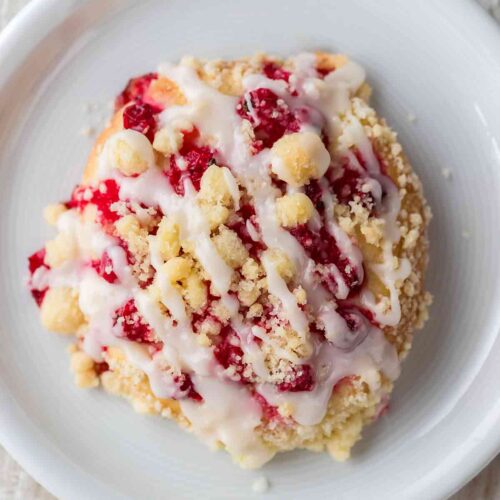Teller mit einem veganen Streuseltaler mit Johannisbeeren