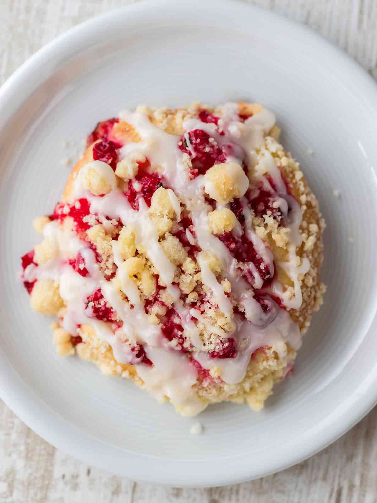 Teller mit einem veganen Streuseltaler mit Johannisbeeren