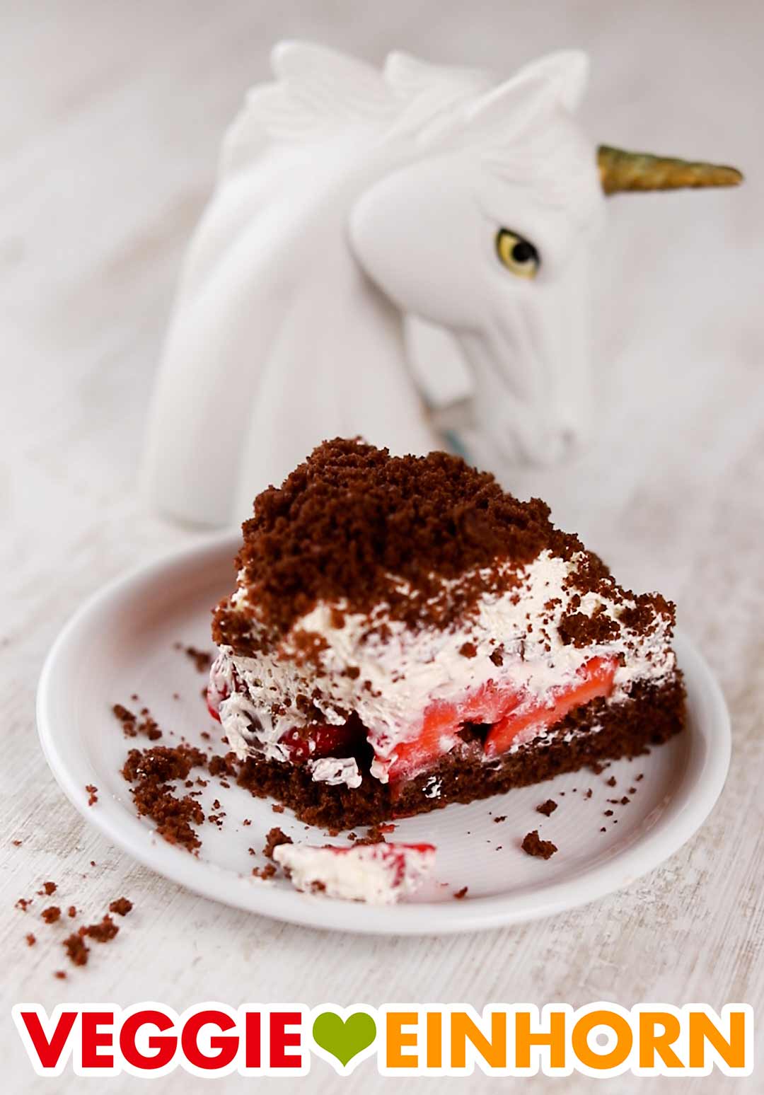 Der vegane Maulwurfkuchen mit Erdbeeren schmeckt sehr lecker. Vegane Erdbeer Maulwurftorte auf einem Kuchenteller