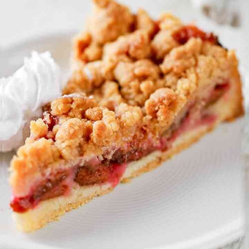 Kuchenteller mit veganem Zwetschgenkuchen mit Zimtstreuseln