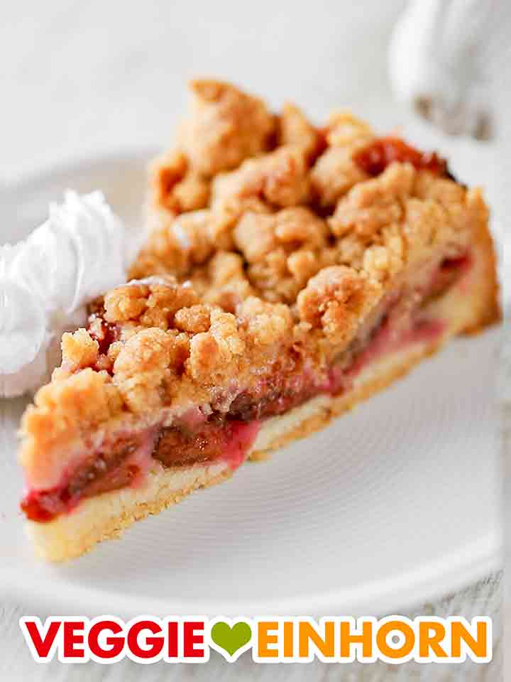 Kuchenteller mit veganem Zwetschgenkuchen mit Zimtstreuseln