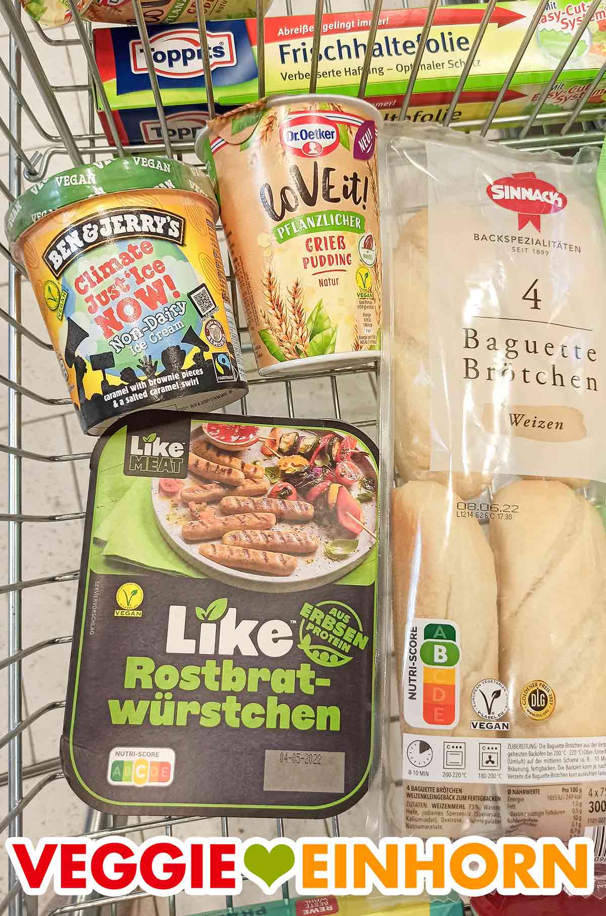 Diese Lebensmittel sind alle vegan. Ben & Jerry's Climate Just'Ice NOW, veganer Pudding, vegane Bratwürstchen und vegane Baguette Brötchen im Einkaufswagen