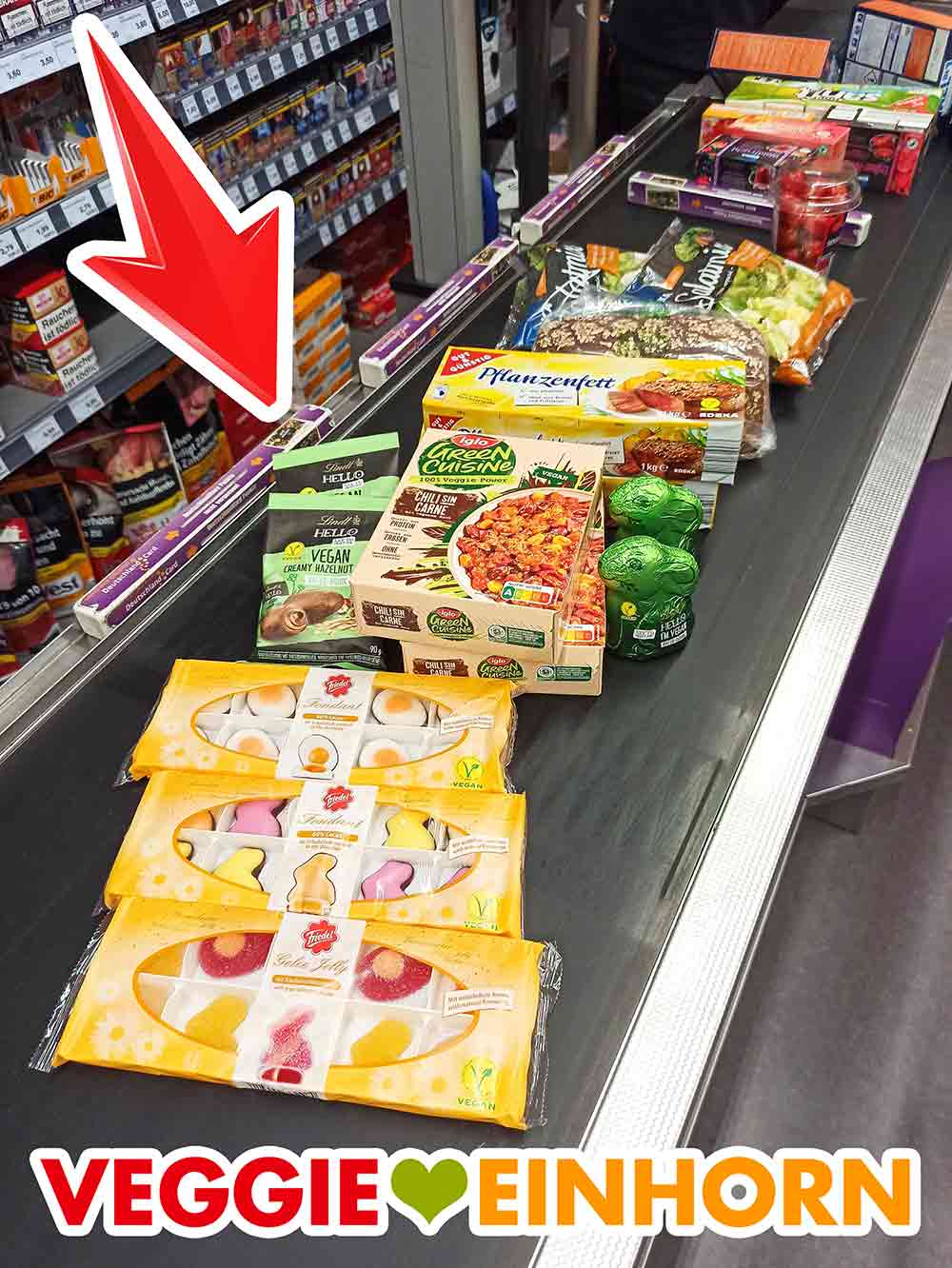 Kassenband bei Edeka mit veganen Süßigkeiten für Ostern Vegane Nougat Ostereier von Lindt HELLO und andere vegane Ostersüßigkeiten an der Kasse bei Edeka
