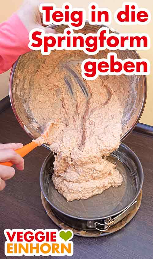 Den Teig in die Backform geben Der Kuchenteig wird in die Springform gefüllt