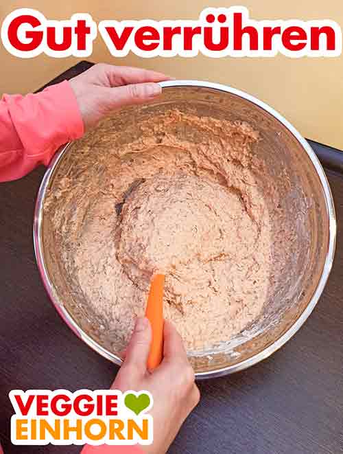 Den Kuchenteig gut umrühren Teig für Möhrenkuchen mit gemahlenen Mandeln