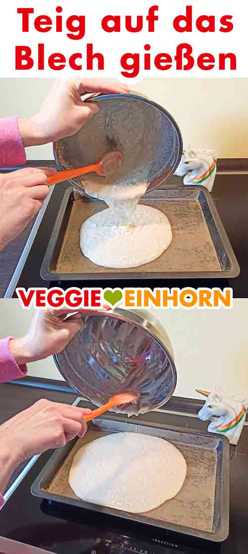 Den veganen Biskuitteig auf das Blech mit Backpapier geben. Der Teig wird aus der Schüssel auf das Backblech gegossen.