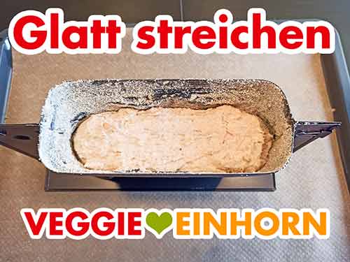 Den Teig in der Backform glatt streichen Der glatt gestrichene Teig in der Osterlamm Backform