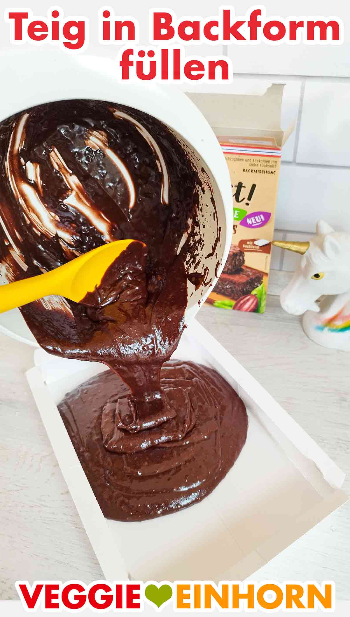 Füllen des Brownie Teiges in die Backform aus Pappe Der vegane Brownieteig wird in die Backform gefüllt