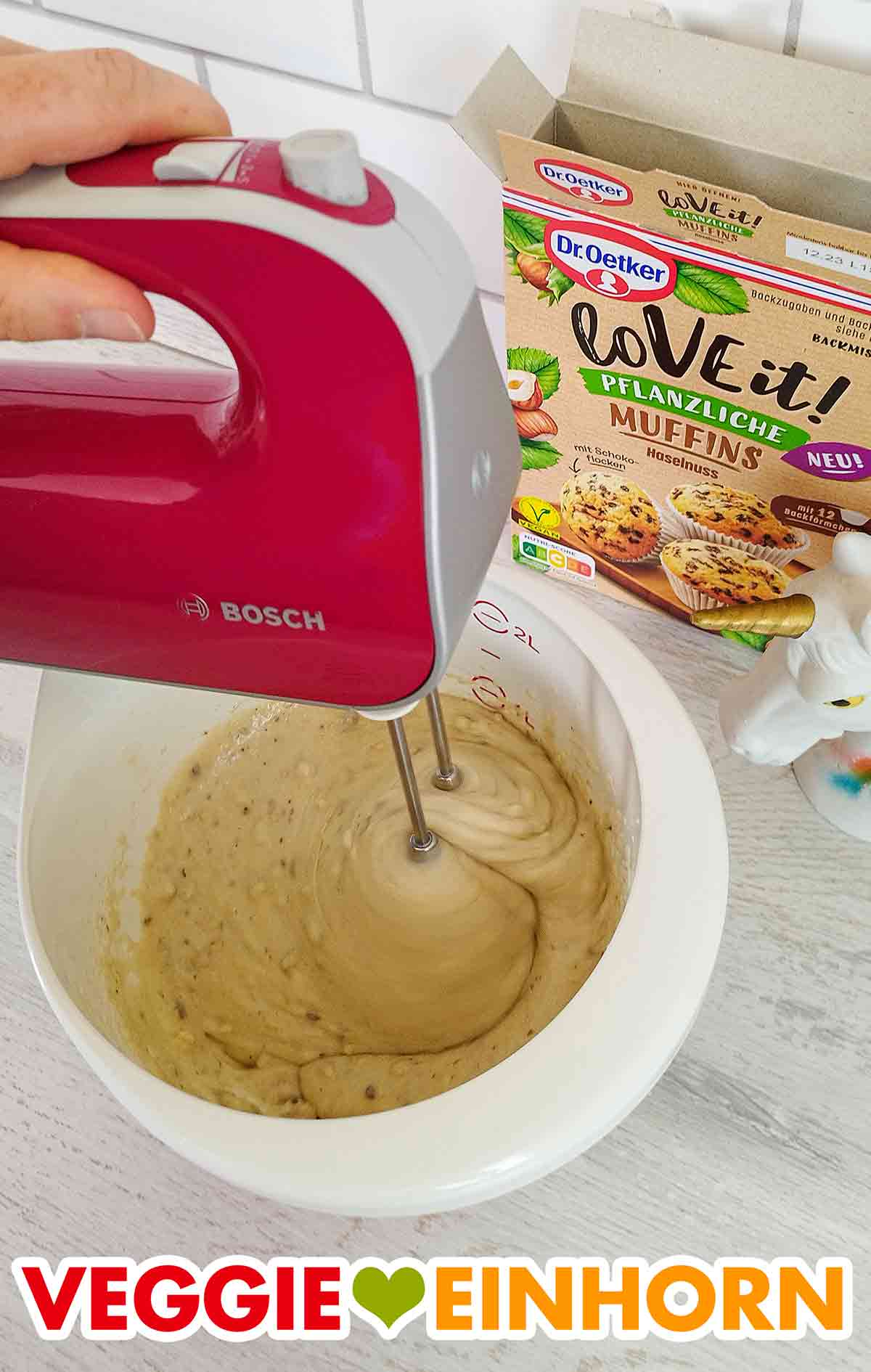 Mixen des Teiges mit den Rührstäben des Mixers. Der vegane Muffinteig aus der Dr. Oetker Backmischung wird gemixt.