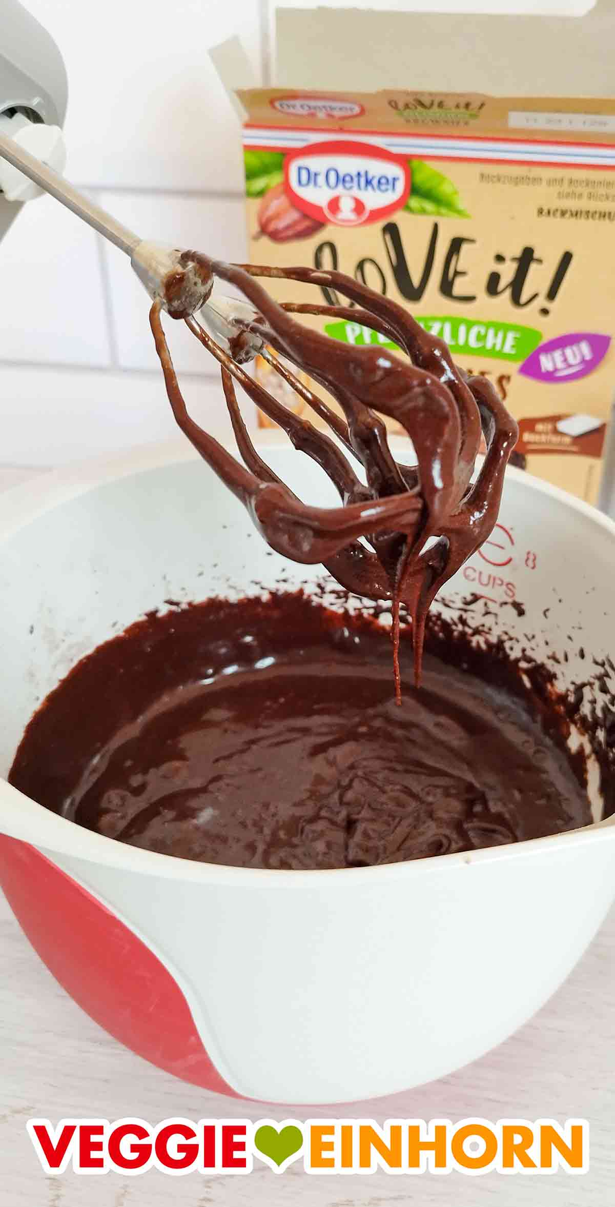 So sieht der fertige vegane Brownieteig aus. Veganer Brownie Teig von Dr. Oetker an den Rührhaken des Mixers