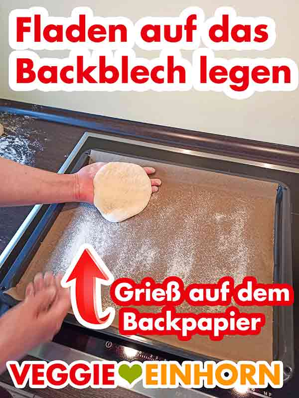 Teigfladen auf das Blech mit Backpapier und Grieß legen Fladen auf das Backblech legen