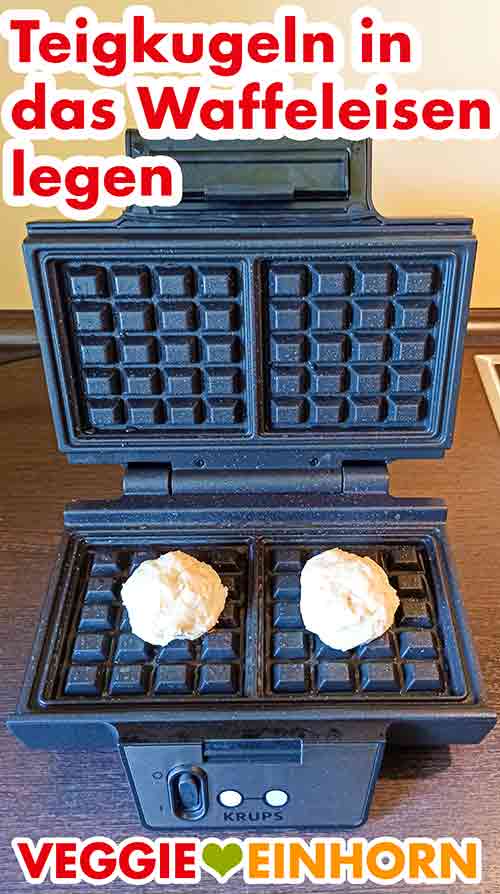 Der Teig für die Lütticher Waffeln im belgischen Waffeleisen Zwei Teigkugeln für Lütticher Waffeln im Waffeleisen