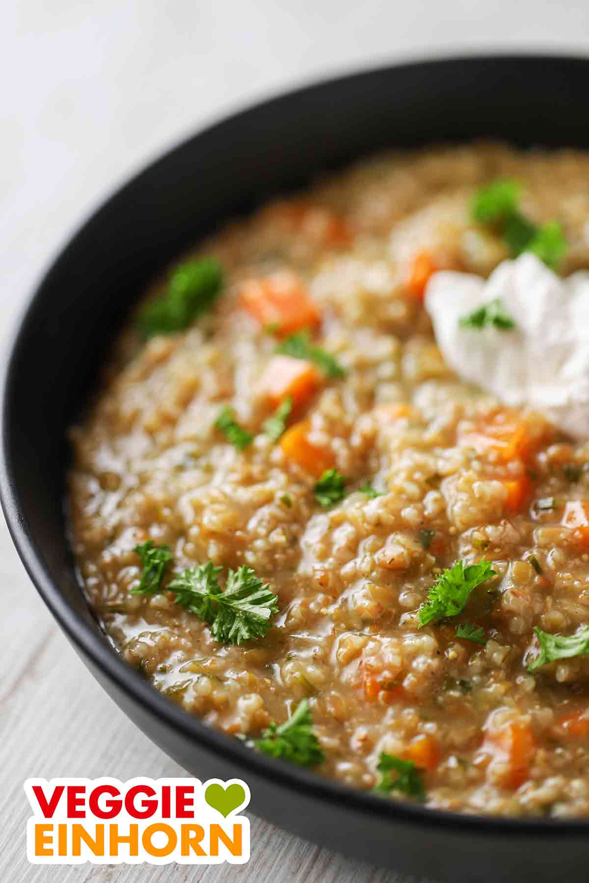 Die vegane Grünkernsuppe hat nur wenige Zutaten und ist einfach zu kochen. Einfache Grünkernsuppe mit Möhren