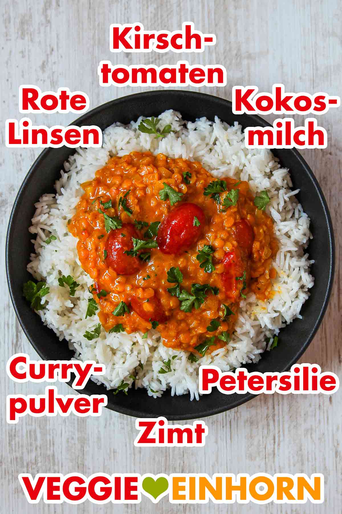 Das einfache Curry ist mit roten Linsen, Kirschtomaten, Kokosmilch, Currypulver, Zimt und Petersilie. Curry mit roten Linsen, Kirschtomaten und Kokosmilch