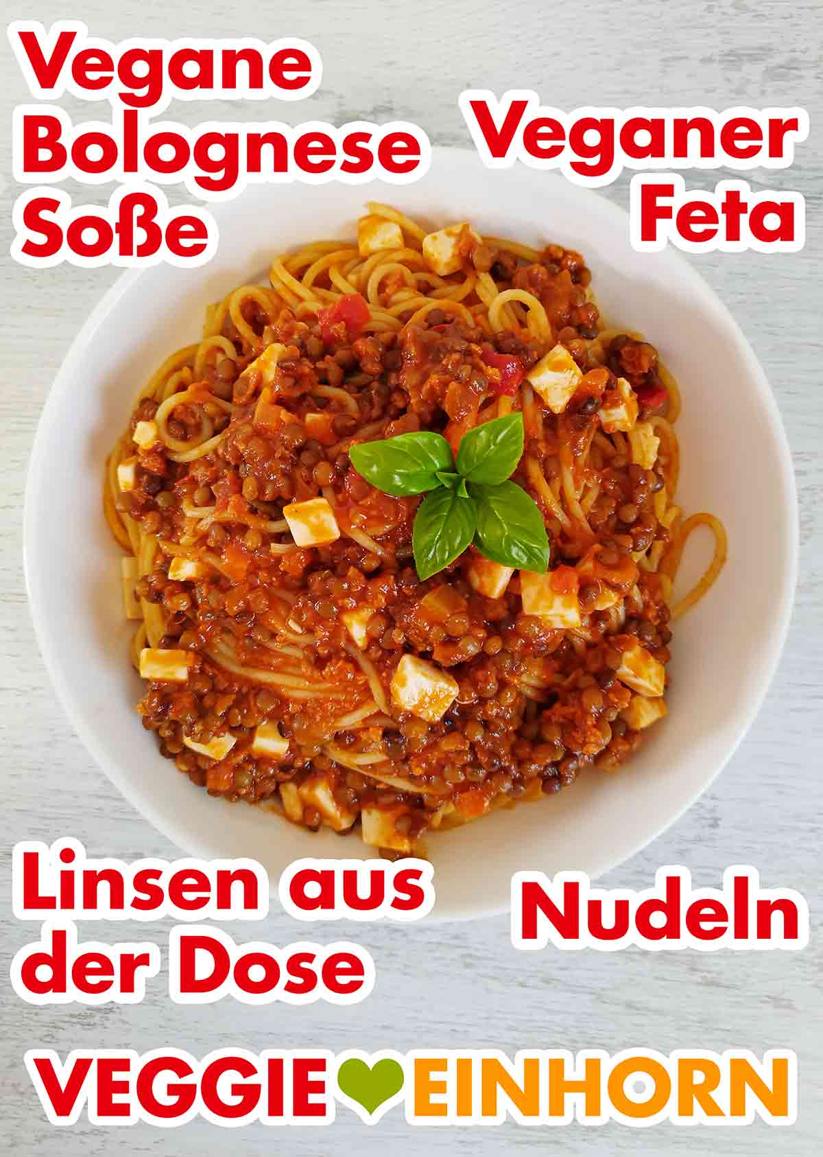 Das Rezept ist sehr einfach und schnell. Ein Teller mit Spaghetti mit veganer Bolognese Soße, veganem Feta und Linsen