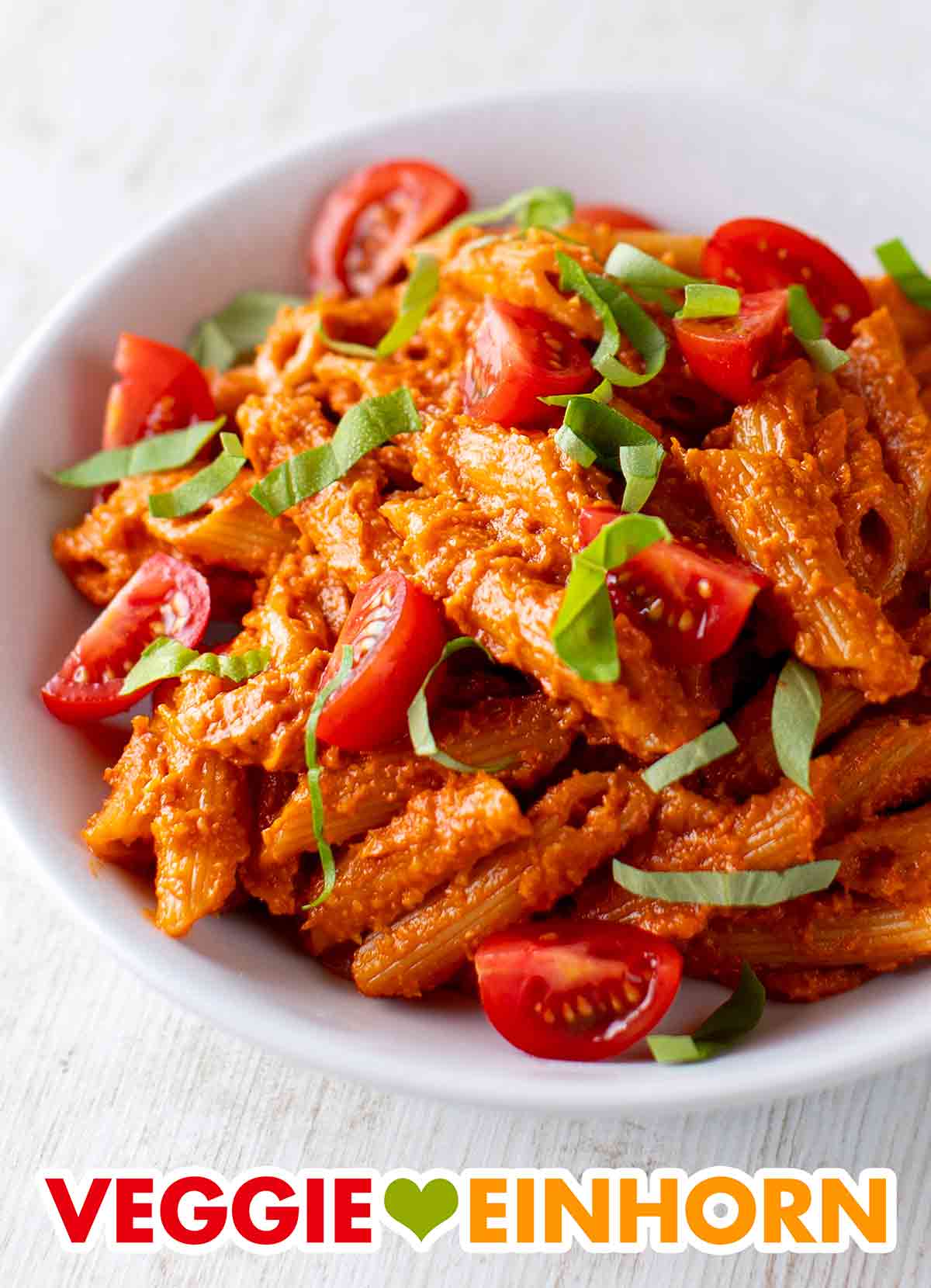 Die vegane Tomatensoße ist mit Cashews zubereitet. Nahaufnahme von Pasta in cremiger Cashew-Tomaten-Soße