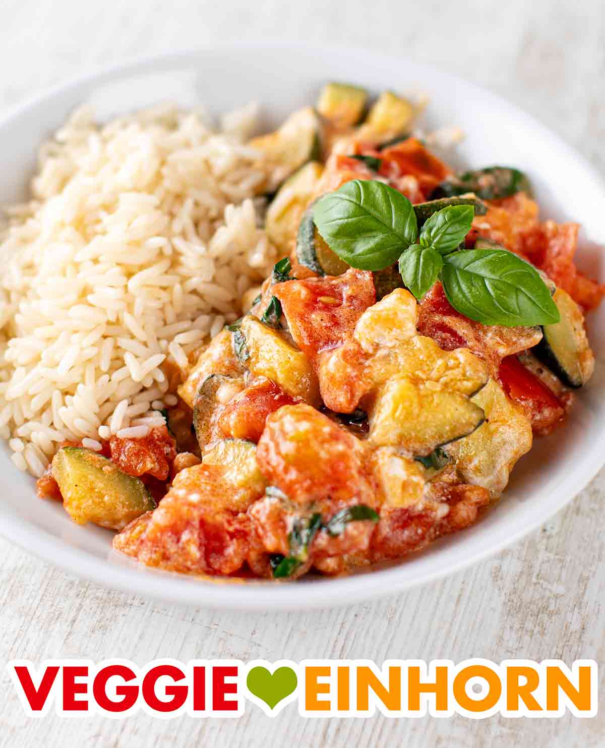 Die vegane Zucchini Tomaten Pfanne mit Feta ist einfach und lecker. Zucchini Tomaten Pfanne mit veganem Feta und Reis