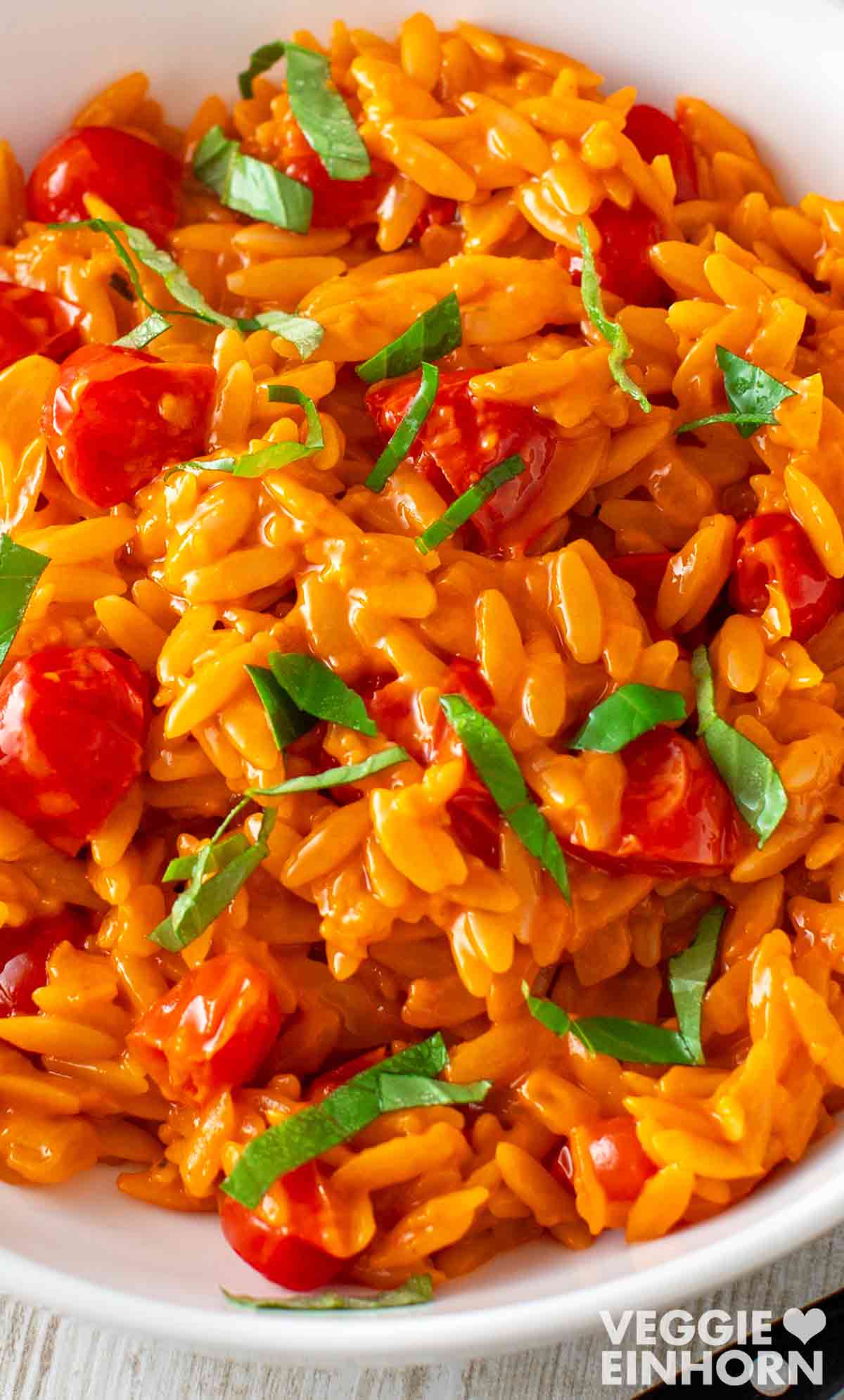 Cremiges Tomaten Orzo mit Kokosmilch One Pot Orzo mit Tomaten und Kokosmilch
