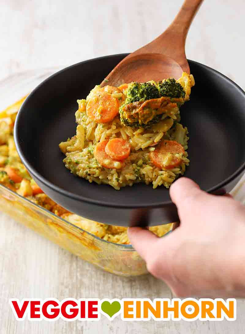Der Reisauflauf mit Gemüse ist vegan und einfach. Der vegane Gemüse Reisauflauf wird auf einen Teller gegeben