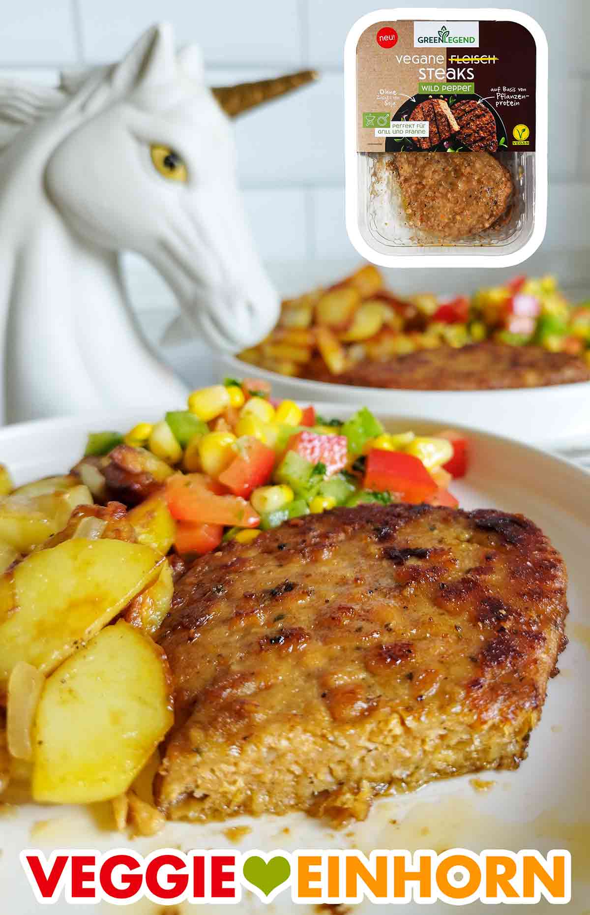 Zu dem veganen Steak gab es Bratkartoffeln und Paprika-Mais-Salat. Angeschnittenes veganes Steak Wild Pepper von Green Legend auf einem Teller mit Kartoffeln und Salat