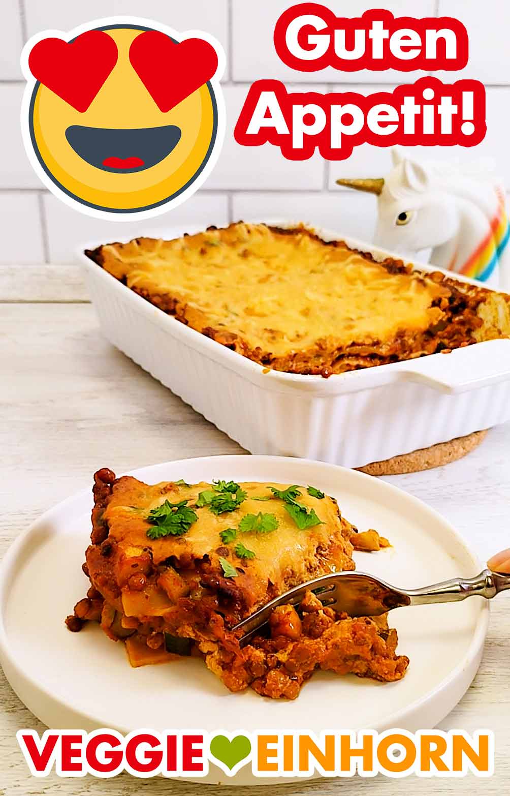Die vegane Linsenlasagne kommt immer gut an. Ein Stück vegane Linsenlasagne wird mit einer Gabel probiert.
