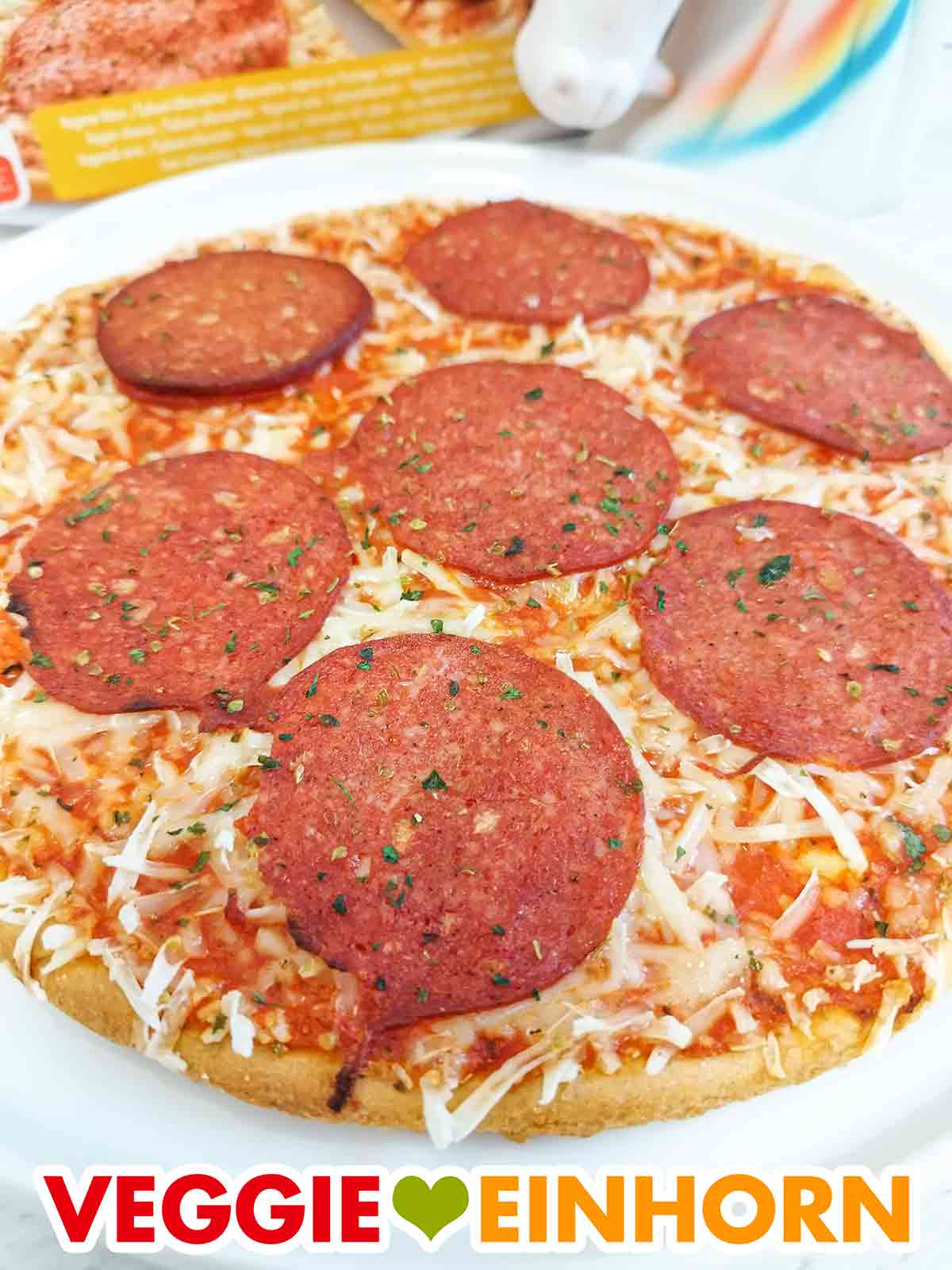 Die vegane Salami auf der Ristorante Pizza besteht aus Hülsenfrucht-Eiweiß (Erbsenprotein, Ackerbohnenprotein). Nahaufnahme der Dr. Oetker Pizza Ristorante mit veganer Salami und veganem Käse