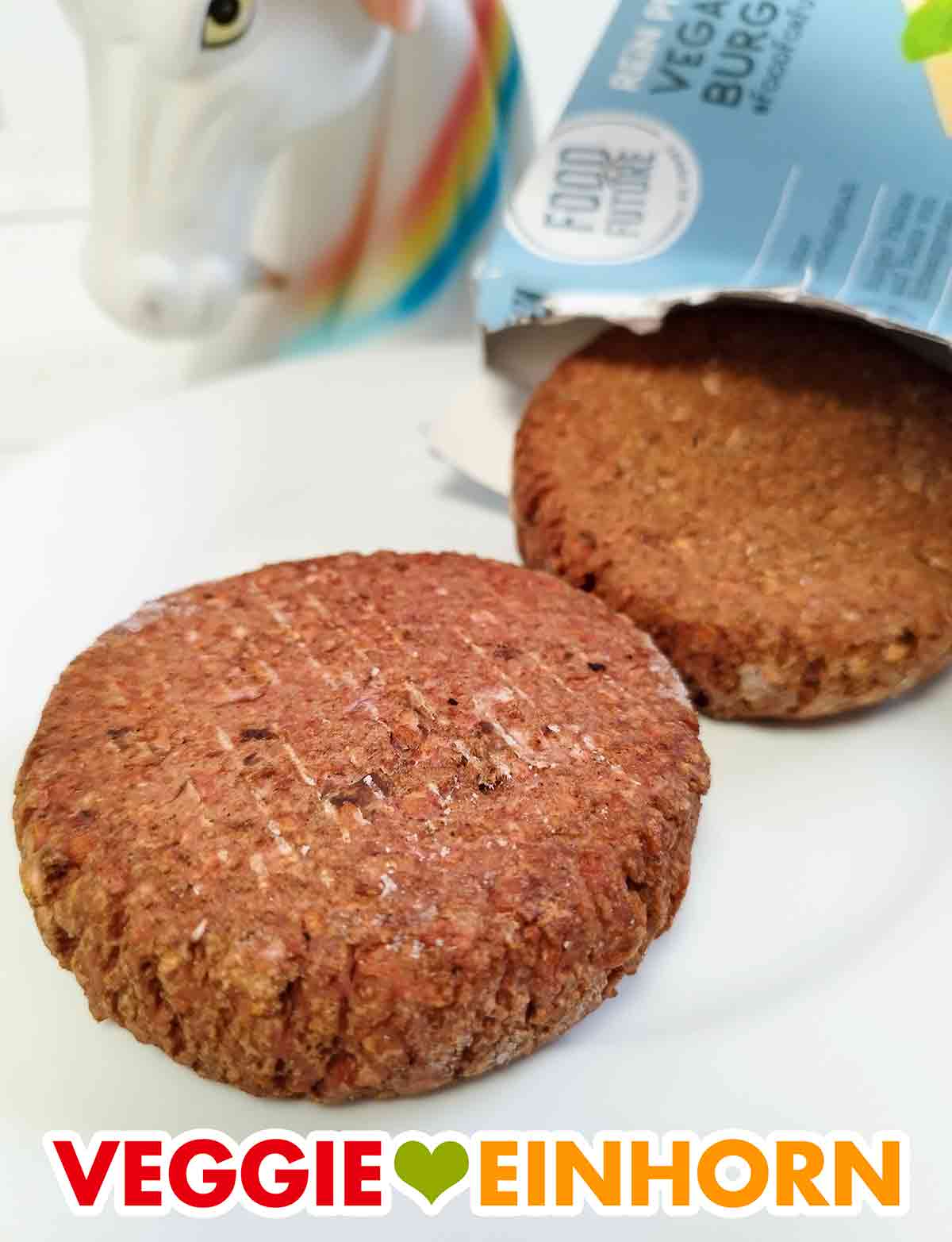 Die veganen Patties bestehen aus Erbseneiweiß. Nahaufnahme der tiefgekühlten veganen Burger Patties von Penny