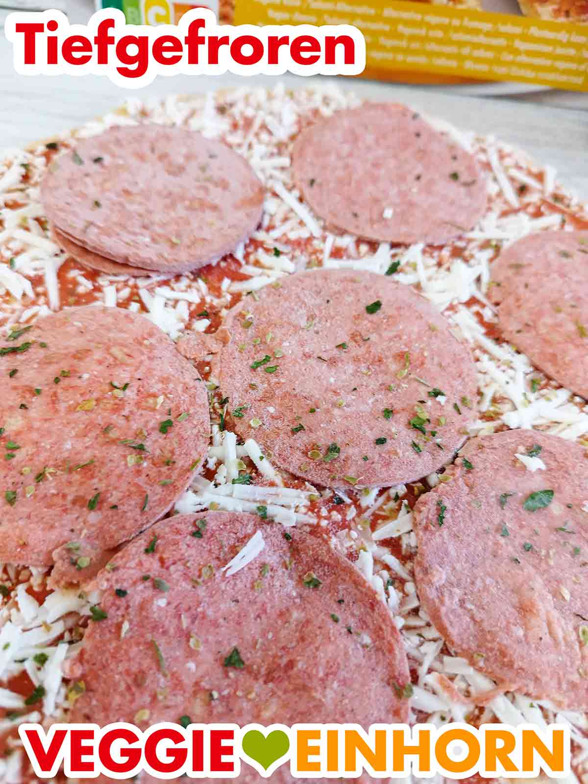 So sieht die Pizza al Salame Vegano tiefgekühlt aus. Nahaufnahme der tiefgefrorenen veganen Salami Pizza Ristorante von Dr. Oetker