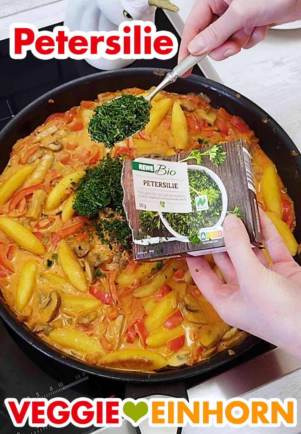 Würzen mit frischer oder tiefgekühlter gehackter Petersilie. Zufügen von TK Petersilie zu der veganen Schupfnudelpfanne