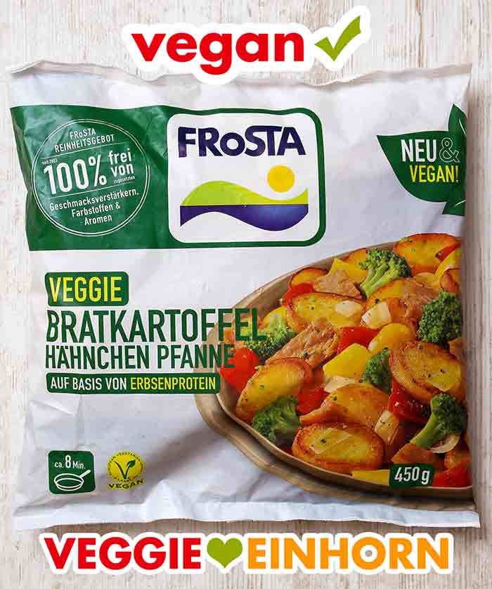 Die Veggie Bratkartoffel Hähnchen Pfanne von Frosta ist vegetarisch und vegan. Ein Beutel vegane Bratkartoffel Hähnchen Pfanne von Frosta auf einem Tisch