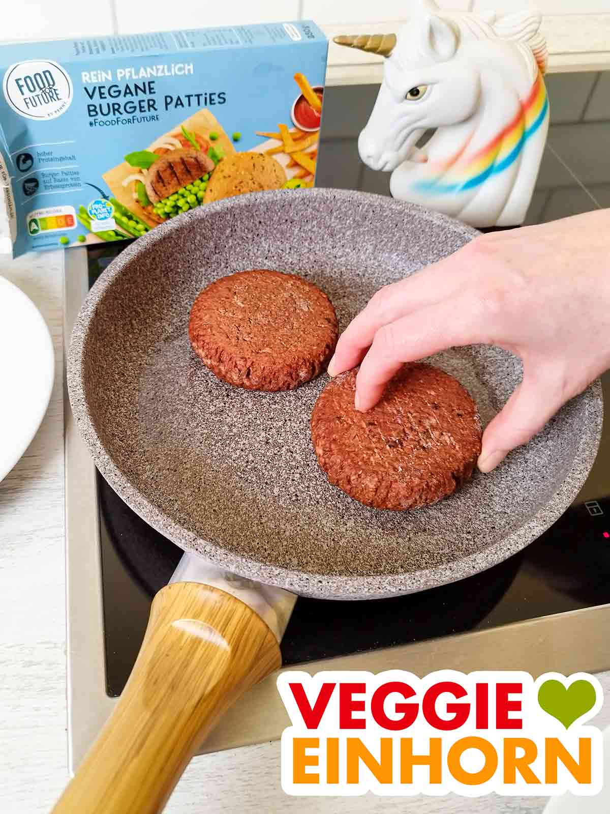 Zubereitung in der Pfanne Braten der tiefgefrorenen veganen Burger Patties von Penny in der Pfanne
